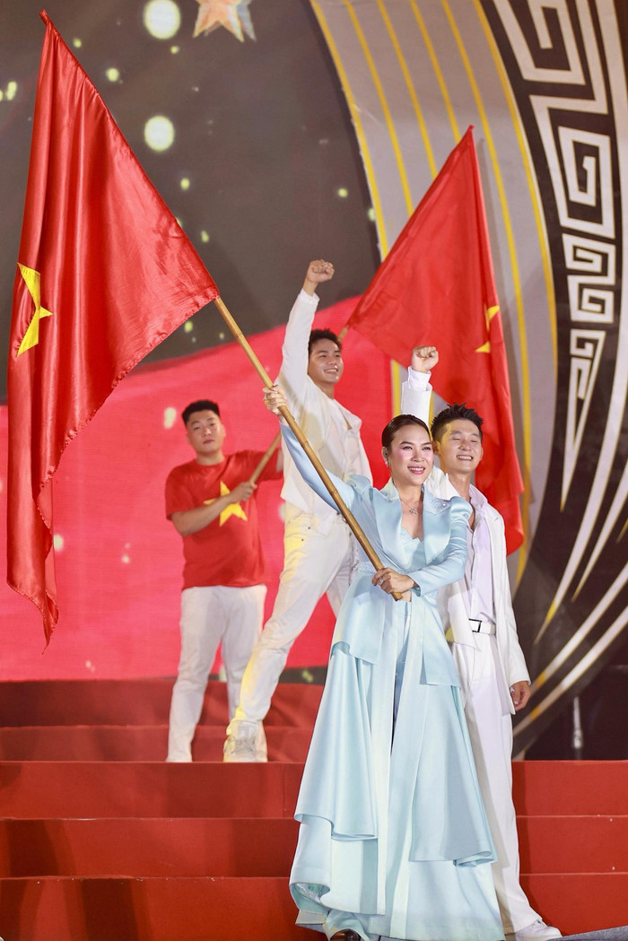 Mỹ Tâm cười tươi rói khi biểu diễn vào tối 2/9. Ảnh: FBNV