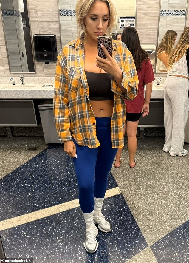 Nữ người mẫu tố hãng hàng không khi yêu cầu cô cài cúc áo trước khi tiếp tục hành trình. (Ảnh Daily Mail)