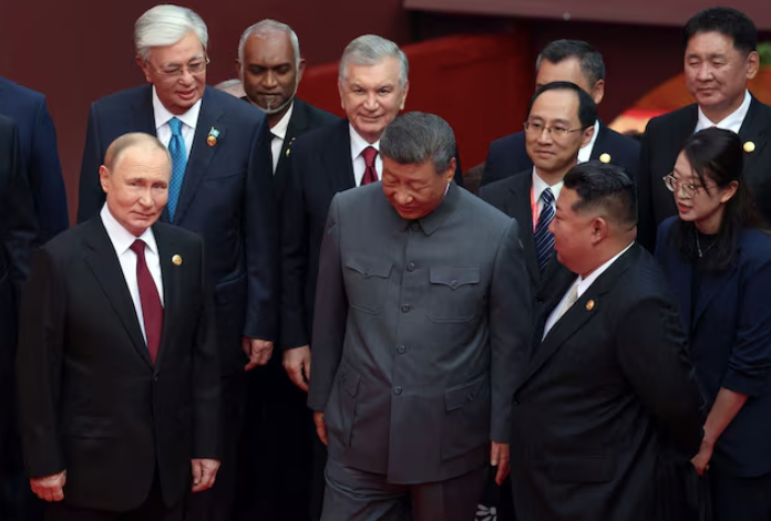 Tổng thống Nga Vladimir Putin, Chủ tịch Trung Quốc Tập Cận Bình, nhà lãnh đạo Triều Tiên Kim Jong Un tham dự cuộc diễu binh tại Bắc Kinh, Trung Quốc hôm nay (3/9). Ảnh: REUTERS