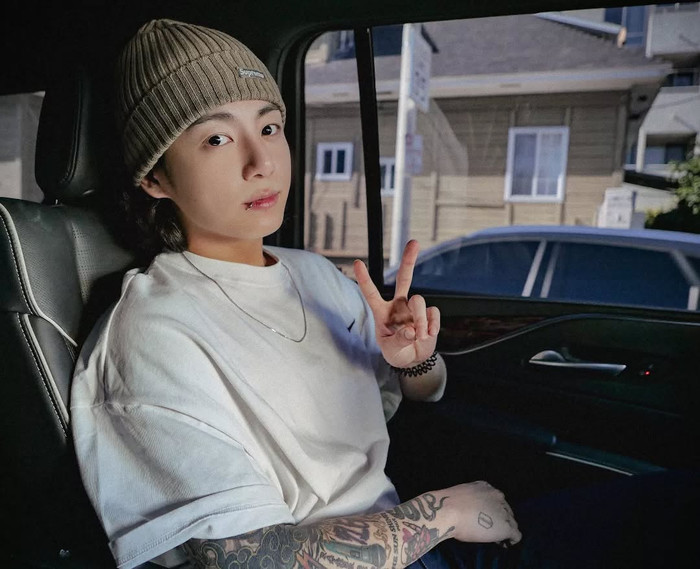 Nam ca sĩ đã nhanh chóng báo cảnh sát khi phát hiện có người muốn đột nhập qua camera an ninh. Ảnh: BigHit Entertainment