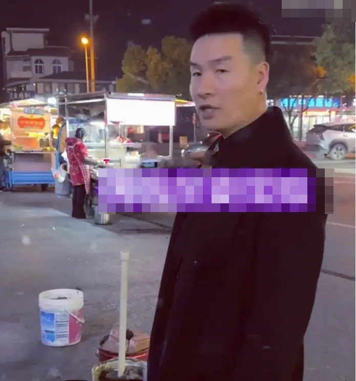 Gặp lại vợ cũ bán hàng rong sau 5 năm ly hôn, người đàn ông bật khóc khi nghe câu nói của cô Ảnh 1