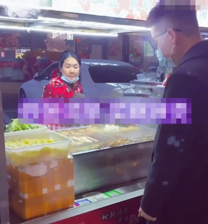 Gặp lại vợ cũ bán hàng rong sau 5 năm ly hôn, người đàn ông bật khóc khi nghe câu nói của cô Ảnh 2