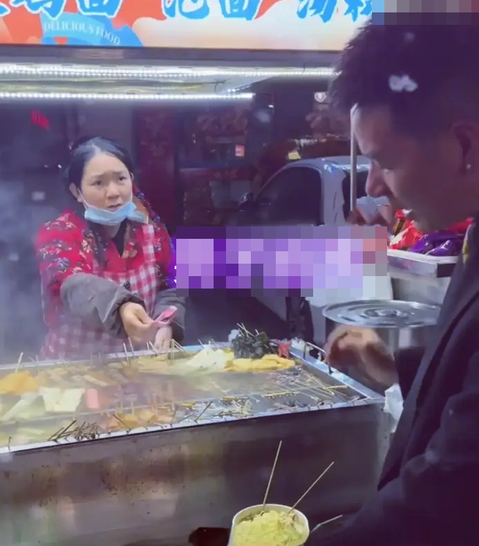 Gặp lại vợ cũ bán hàng rong sau 5 năm ly hôn, người đàn ông bật khóc khi nghe câu nói của cô Ảnh 4