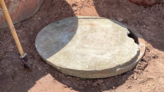 Tìm thấy bộ xương trong bể phốt ngoài sân, người vợ nghi là của chồng mất tích 3 năm trước Ảnh 2