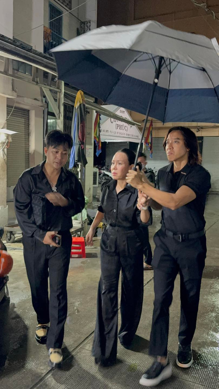 Vợ chồng Việt Hương đến tang lễ nghệ sĩ Ngọc Trinh. (Ảnh từ FB Tâm Xì Phố)