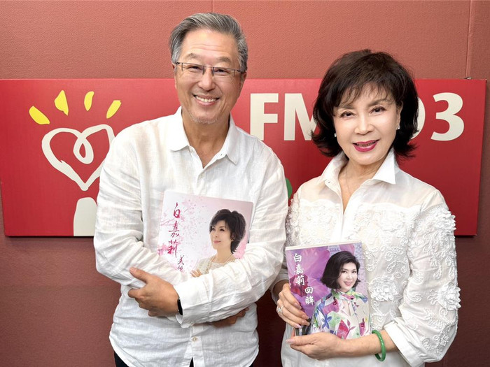 Vương Vĩ Trung phỏng vấn Bạch Giai Lệ (Ảnh: Đài Phát thanh Quốc gia Trung Quốc).