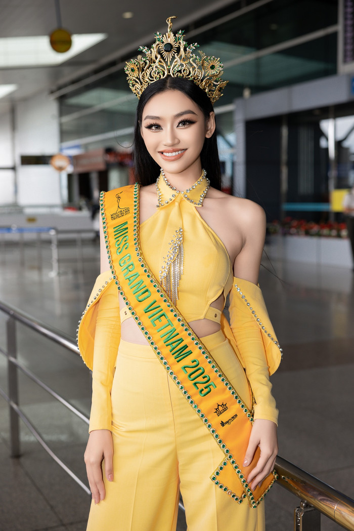 Theo chia sẻ trong livestream, do chưa có kinh nghiệm, hoa hậu Yến Nhi đã ngồi nhầm tại cửa chờ số 21 thay vì cửa số 25 như ghi trên vé. (Ảnh: FBNV)