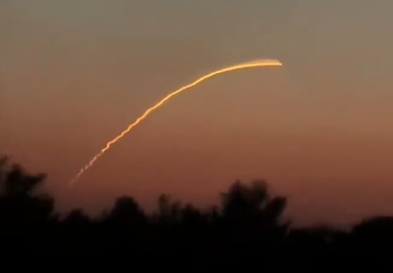 Dải ánh sáng kỳ lạ xuất hiện trên bầu trời khiến người dân xôn xao Ảnh 5