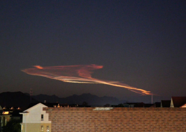 Dải ánh sáng kỳ lạ xuất hiện trên bầu trời khiến người dân xôn xao Ảnh 3