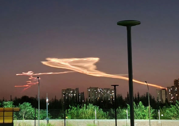 Dải ánh sáng kỳ lạ xuất hiện trên bầu trời khiến người dân xôn xao Ảnh 2