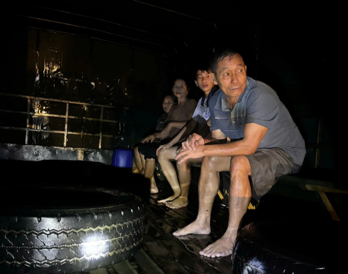 Trong đêm, hàng chục người dân vùng lũ được giải cứu đến nơi an toàn. (Nguồn: Dân trí)