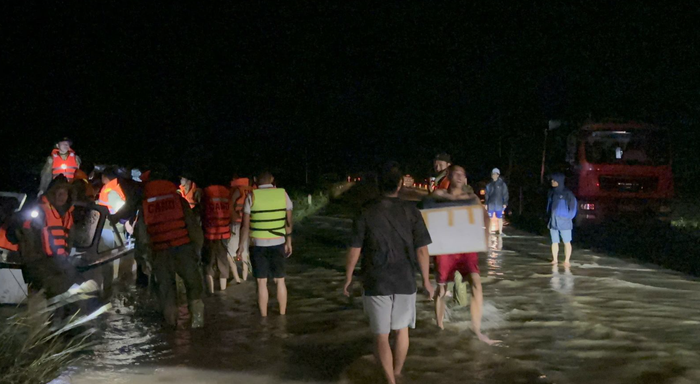 Xuyên đêm di dời và tiếp tế lương thực cho người dân vùng lũ Nông Cống. (Nguồn: Phụ nữ Việt Nam)