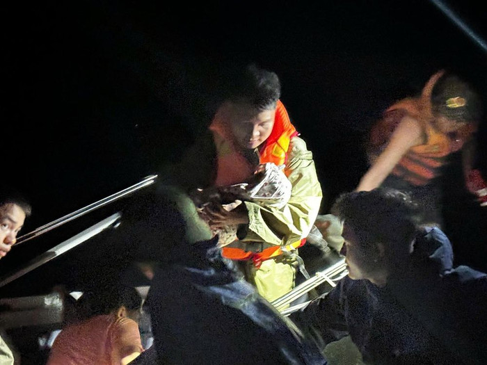 Các cán bộ, chiến sĩ đã vượt lũ tiếp cận và giải cứu thành công mẹ và bé sơ sinh bị cô lập tại xã Vạn Thiện đến nơi an toàn. (Nguồn: Báo Hànộimới)