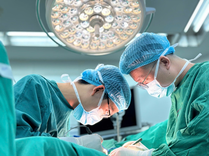 Các bác sĩ phẫu thuật cho bệnh nhân. (Nguồn: Dân Việt) 