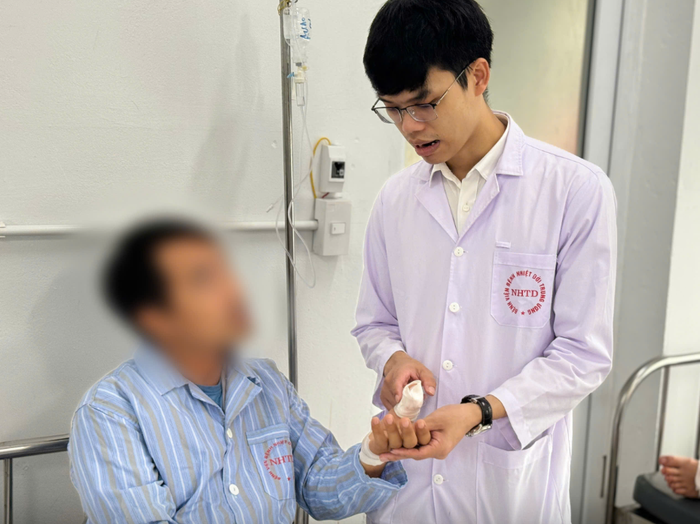 Bác sĩ thăm khám cho bệnh nhân sau ca phẫu thuật. (Nguồn: Sức khỏe & Đời sống)