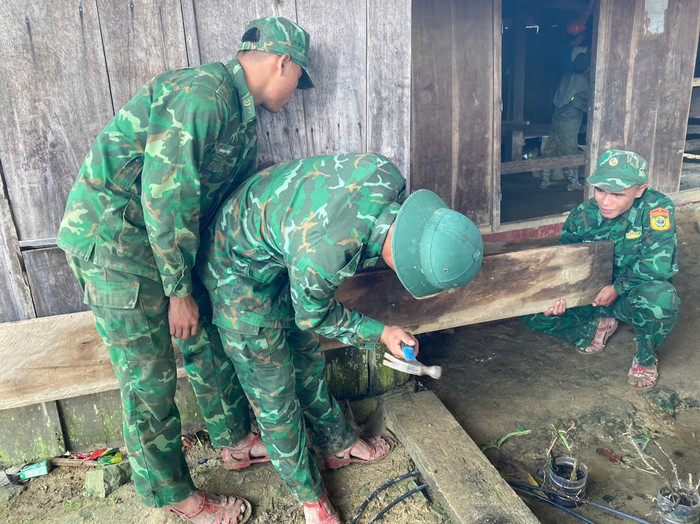 Cán bộ, chiến sĩ chung sức cùng người dân bảo vệ từng mái nhà. (Nguồn: VietNamNet)