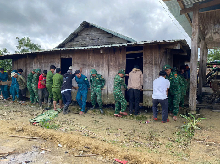 Các chiến sĩ Đồn Biên phòng Ga Ry giúp dân vùng sạt lở di dời nhà cửa đến nơi an toàn. (Nguồn: VietNamNet)