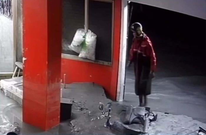 Đến thăm bạn gái trong vùng lũ, người đàn ông có hành động gây phẫn nộ Ảnh 2