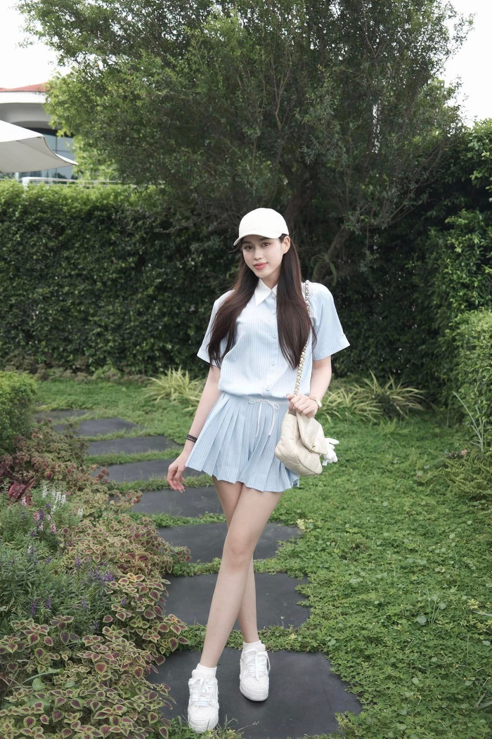 Không cần quá cầu kỳ, chỉ với một chiếc váy ngắn kết hợp giày cao gót hoặc giày sneakers, chị em đã có thể tạo dựng phong cách hiện đại, hợp xu hướng. (Ảnh FBNV)