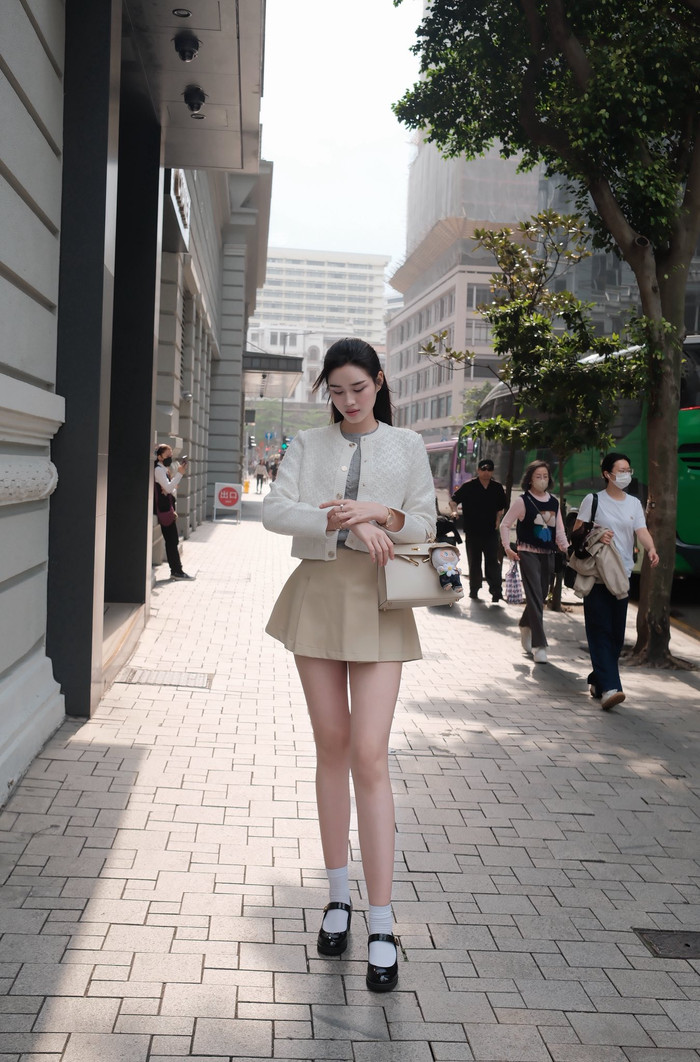 Chân váy ngắn có khả năng tạo hiệu ứng kéo dài đôi chân, giúp vóc dáng trở nên cao ráo hơn. (Ảnh FBNV)