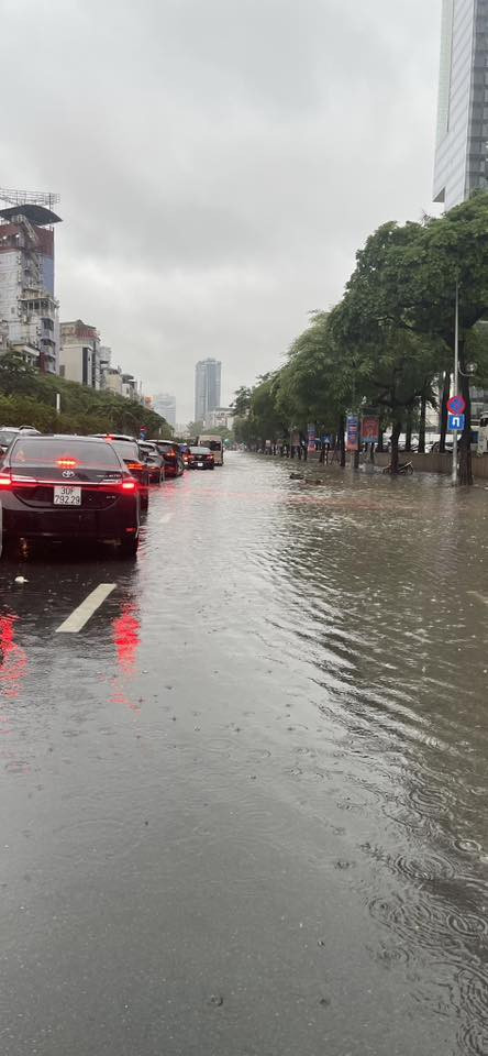 Mưa lớn gây ngập lụt nhiều nơi. Ảnh: Linh Jin