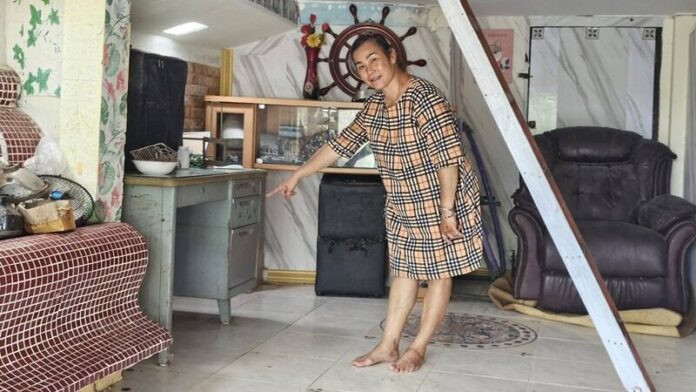 'Quái vật' khổng lồ bị lũ cuốn vào nhà rồi nuốt chửng con mèo, người dân kinh hãi khi kiểm tra Ảnh 1