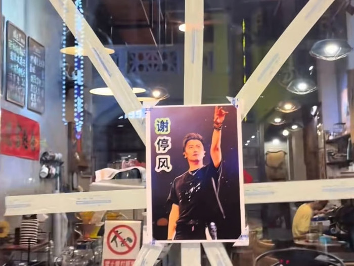 Người dân lấy ảnh Tạ Đình Phong làm 'bùa chống bão', lý do tưởng không hợp lại hợp không tưởng Ảnh 2