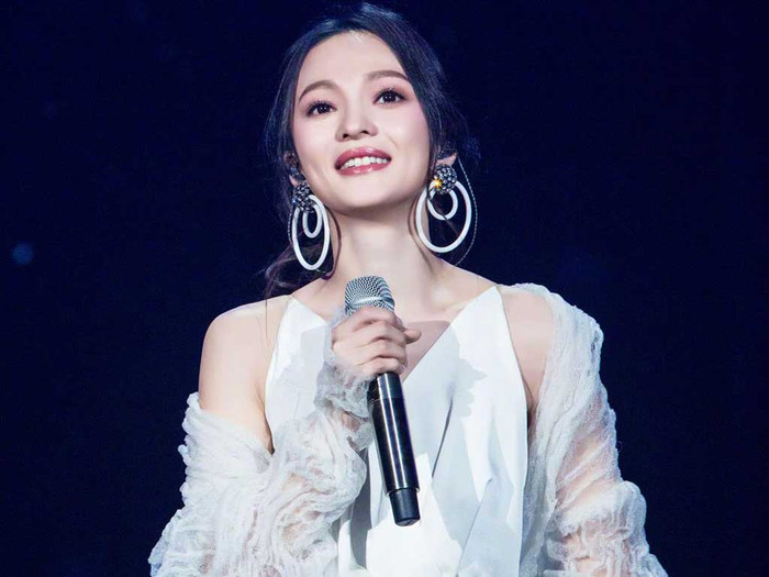 Nữ ca sĩ bị mẹ ruột lừa lấy hết tài sản, tuyên bố từ mặt: 'Tôi hoàn toàn sụp đổ' Ảnh 1