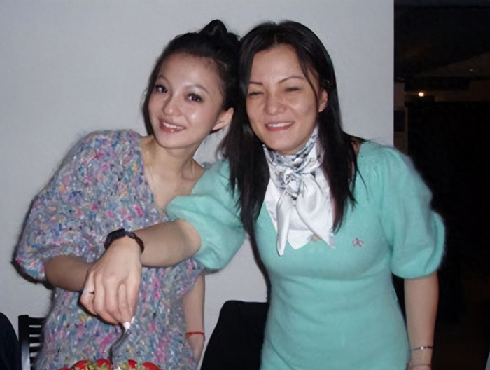 Nữ ca sĩ bị mẹ ruột lừa lấy hết tài sản, tuyên bố từ mặt: 'Tôi hoàn toàn sụp đổ' Ảnh 2