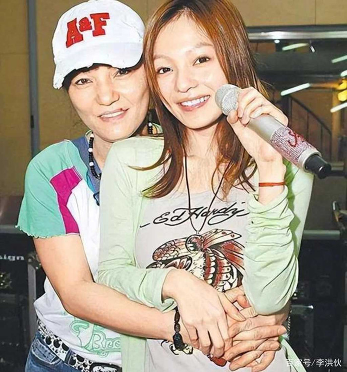 Nữ ca sĩ bị mẹ ruột lừa lấy hết tài sản, tuyên bố từ mặt: 'Tôi hoàn toàn sụp đổ' Ảnh 4