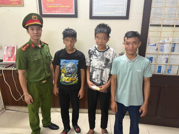 Thấy 2 bé trai đứng ngơ ngác, cán bộ Công an tiếp cận liền rõ sự thật phía sau Ảnh 1