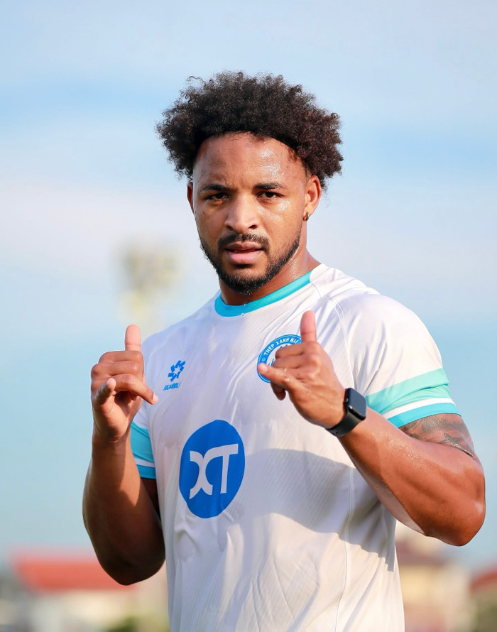 Sau hai tháng tạm chia tay Việt Nam để điều trị chấn thương, Nguyễn Xuân Son đã trở lại và dành cho người hâm mộ một chia sẻ thật lòng, đầy xúc động. Ảnh: CLB Nam Định