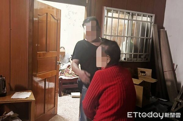 Cụ bà 80 tuổi báo cảnh sát vì phát hiện 'người đàn ông lạ' đột nhập vào nhà, con trai bàng hoàng sau khi trở về Ảnh 3