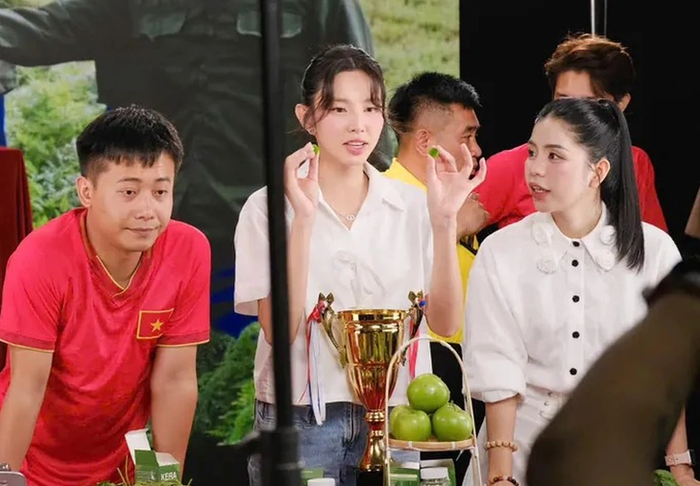 Hoa hậu Thùy Tiên cùng Quang Linh Vlogs, Hằng Du Mục trong một phiên livestream khi đang quảng cáo kẹo Kera. Ảnh chụp màn hình