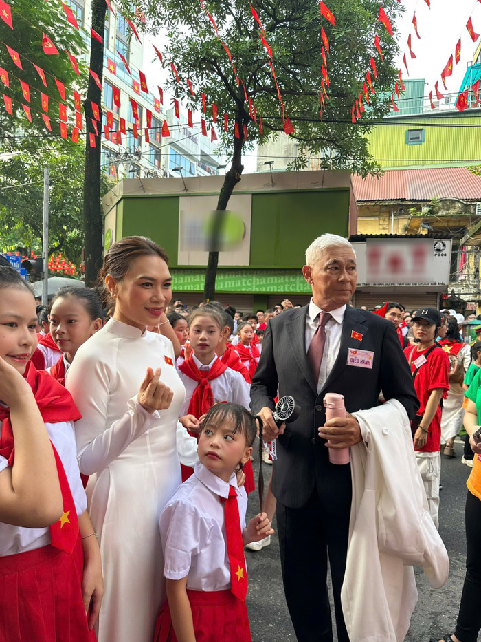 Người đàn ông đặc biệt luôn kề cạnh, hết lòng chăm sóc Mỹ Tâm tại lễ diễu binh 2/9 vừa qua. (Ảnh FBNV)