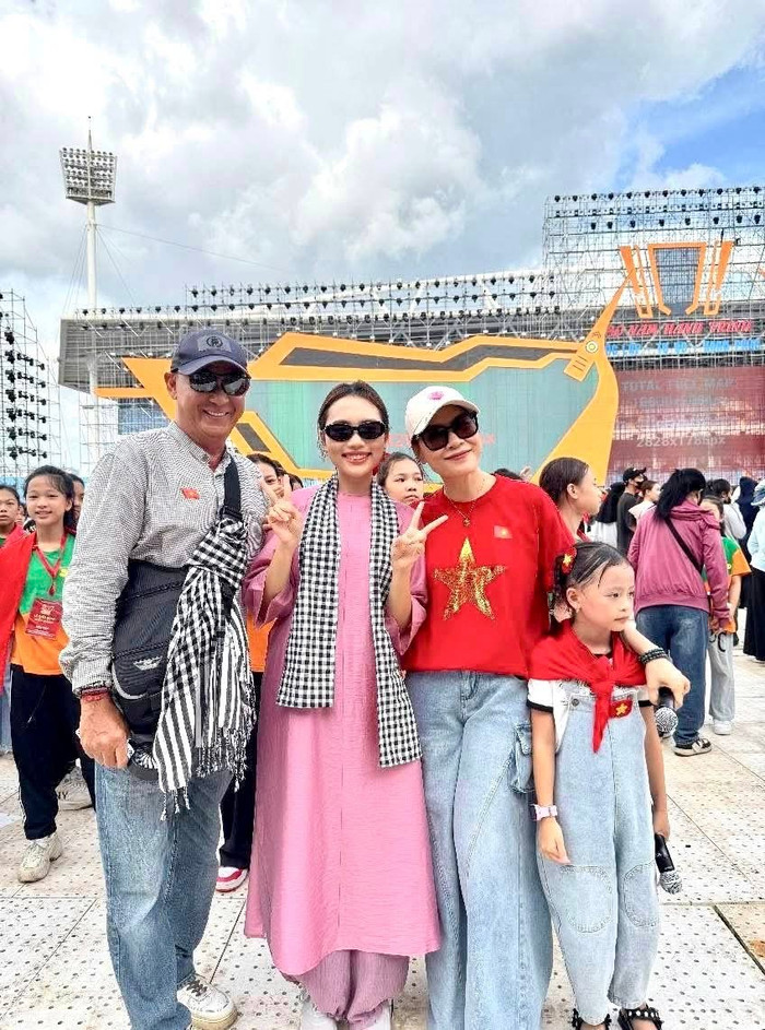 Tùng Yuki đồng hành cùng Mỹ Tâm trong chuyến ra Hà Nội, góp mặt vào lễ diễu binh, diễu hành 2/9 vừa qua. (Ảnh FBNV)