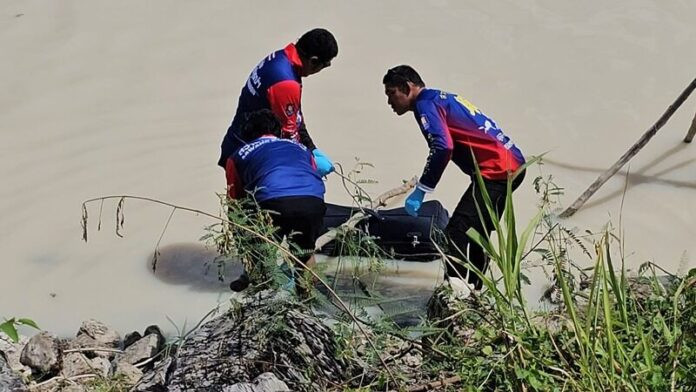 Chiếc vali lạ trôi nổi trên sông, người dân bàng hoàng khi vớt lên kiểm tra Ảnh 1