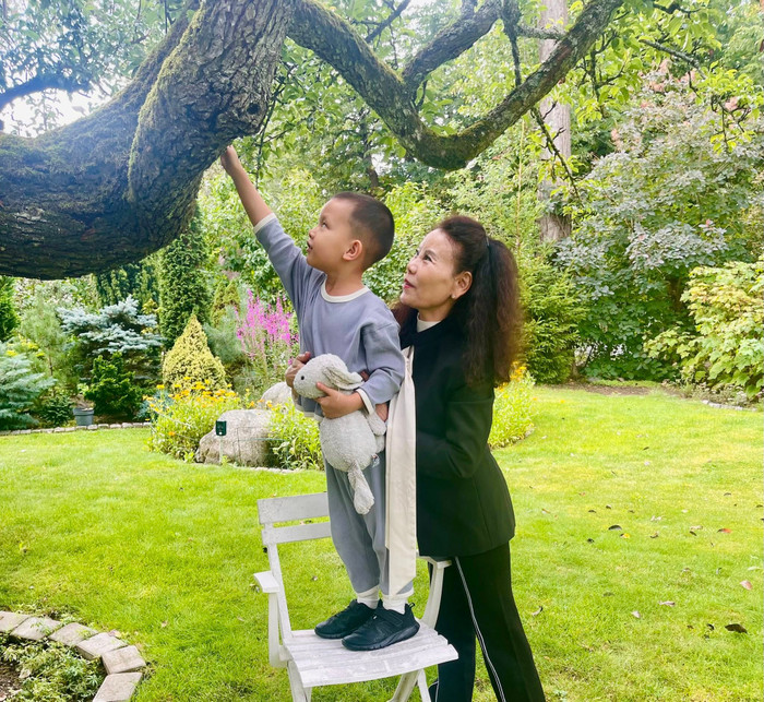 Mẹ ruột Hồ Ngọc Hà theo con cháu qua Thụy Điển thăm sui gia. 