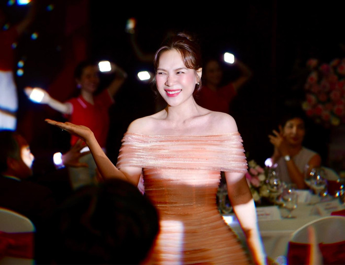 Khán giả ra tận xe để tặng hoa sau đêm diễn, thái độ Mỹ Tâm ra sao? Ảnh 2