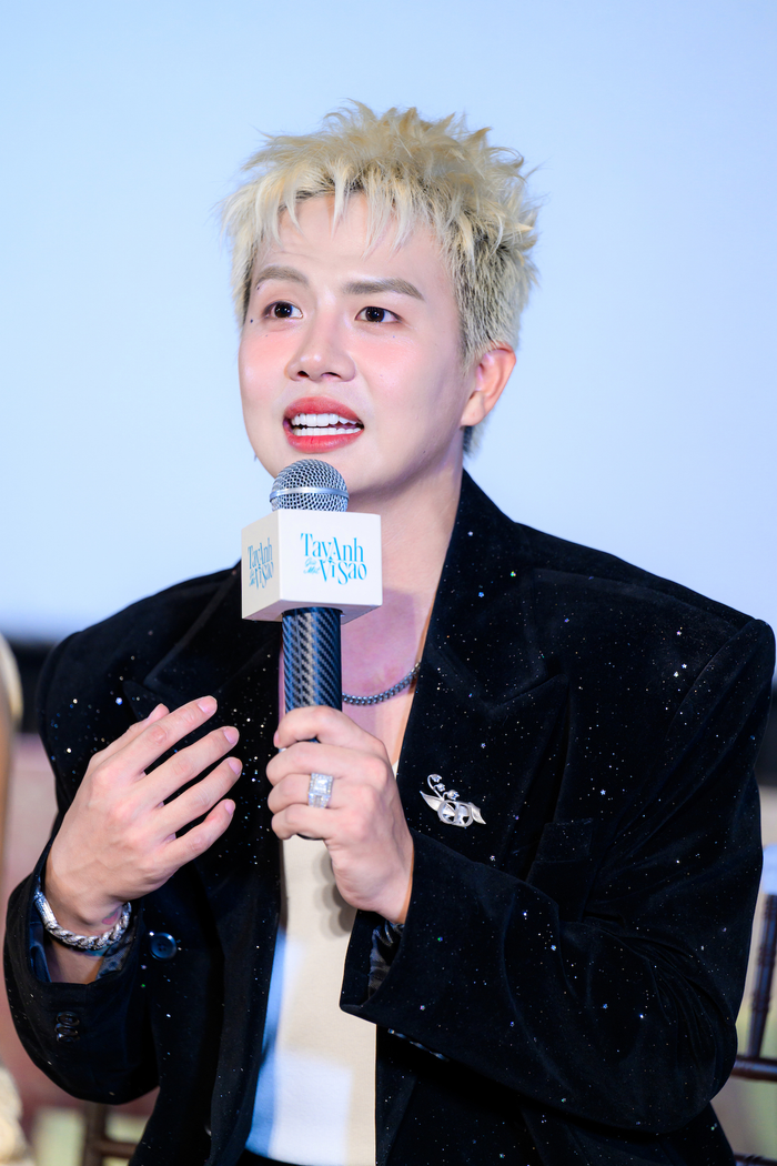 Duy Khánh lần đầu lên tiếng nói rõ tin đồn bị 'đàn anh' chèn ép trong showbiz. (Ảnh: ĐPCC)