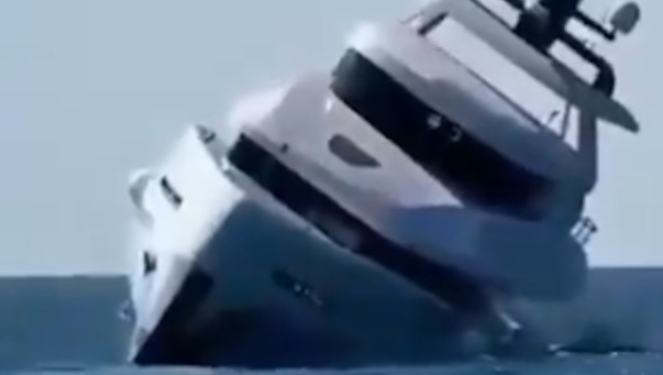 Video: Du thuyền 23 tỷ đồng chìm xuống biển trong nháy mắt, hành khách nhảy khỏi tàu thoát thân Ảnh 1