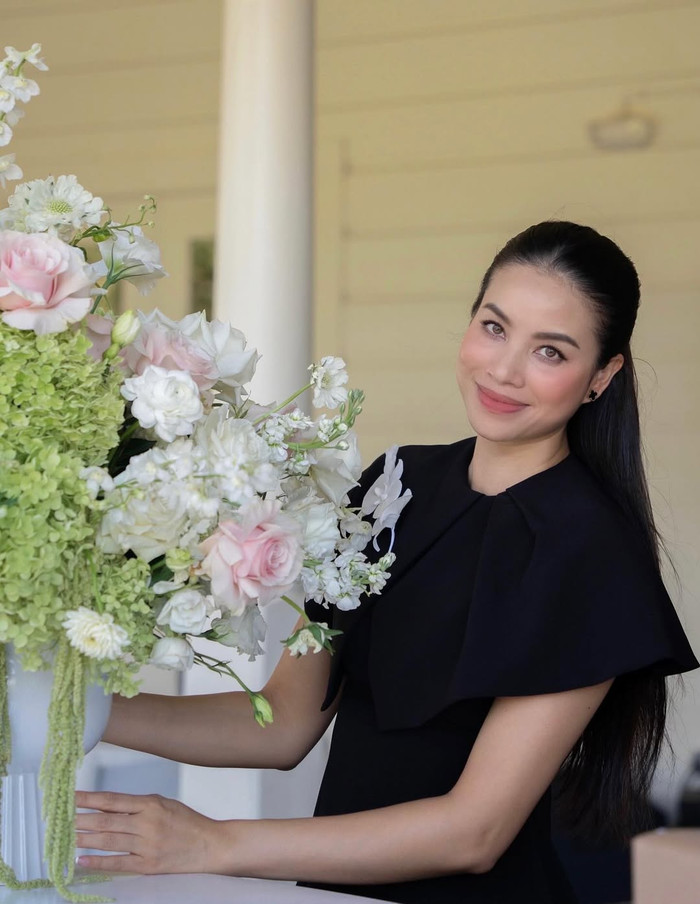 Phạm Hương khéo khoe khả năng cắm hoa. Ảnh: IGNV