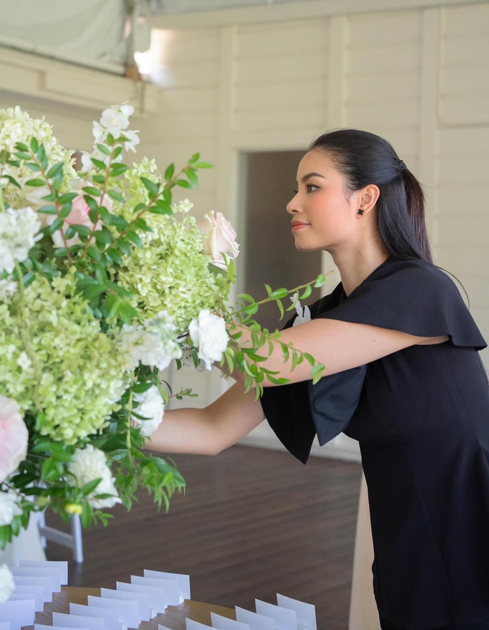 Cắm hoa là sở thích của Phạm Hương khi sinh sống tại nước ngoài. Ảnh: IGNV