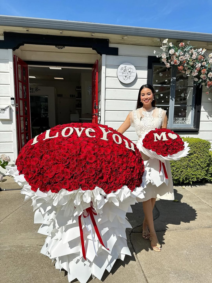 Phạm Hương thường xuyên khoe những bó hoa rực rỡ do bản thân trổ tài thực hiện. Ảnh: IGNV