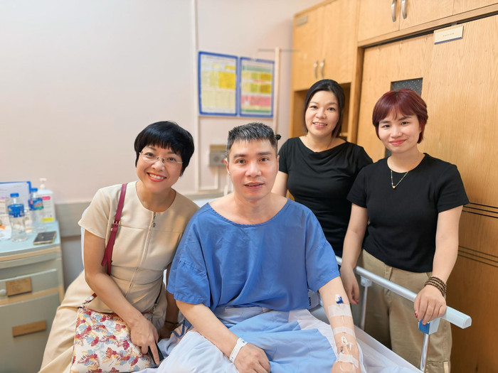 MC Thảo Vân đến bệnh viện thăm hỏi khi nghe tin NSND Công Lý phải phẫu thuật. (Ảnh FBNV)