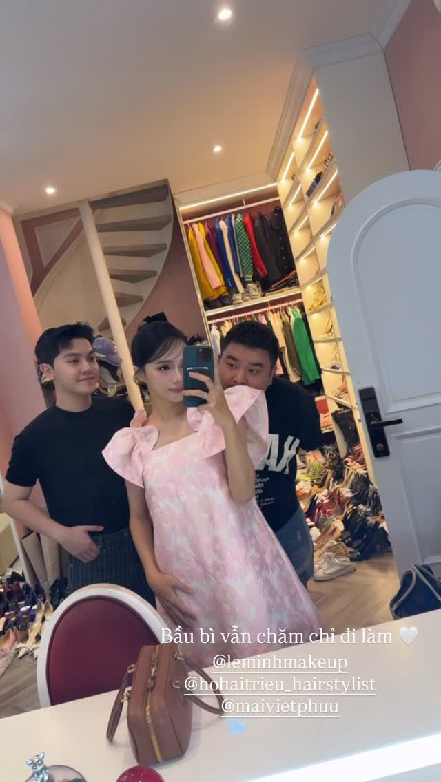 Hoa Hậu Hương Giang đăng tải hình ảnh cùng dòng chữ: 'Bầu bì vẫn chăm chỉ đi làm'. (Ảnh: FBNV)