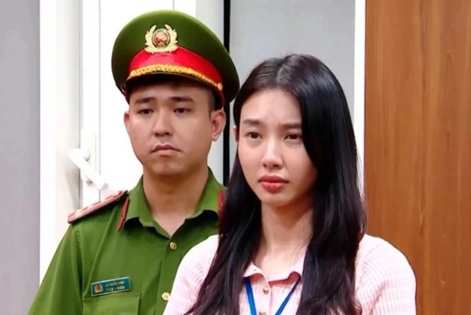 Hoa hậu Nguyễn Thúc Thuỳ Tiên.