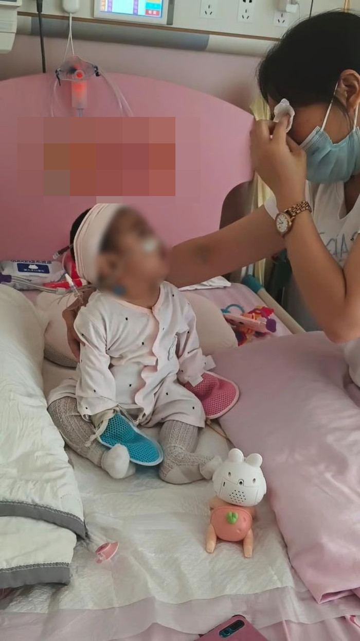 Chàng trai hiến gan cứu con gái, xuất viện sớm và tự thay băng hậu phẫu thuật để tiết kiệm tiền Ảnh 1