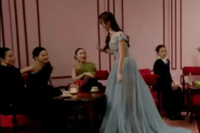 Ngu Thư Hân (mặc váy xanh) được cho là đã 'lơ đẹp' Tân Chỉ Lôi (ngồi giữa bàn) khi tiến đến chào hỏi các tiền bối trong nghề. Ảnh: Sohu