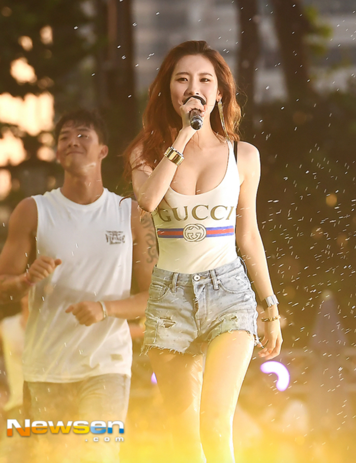 Ca sĩ Sunmi bị nghi can thiệp 'dao kéo' vì vòng 1 đầy đặn. Ảnh: Newsen
